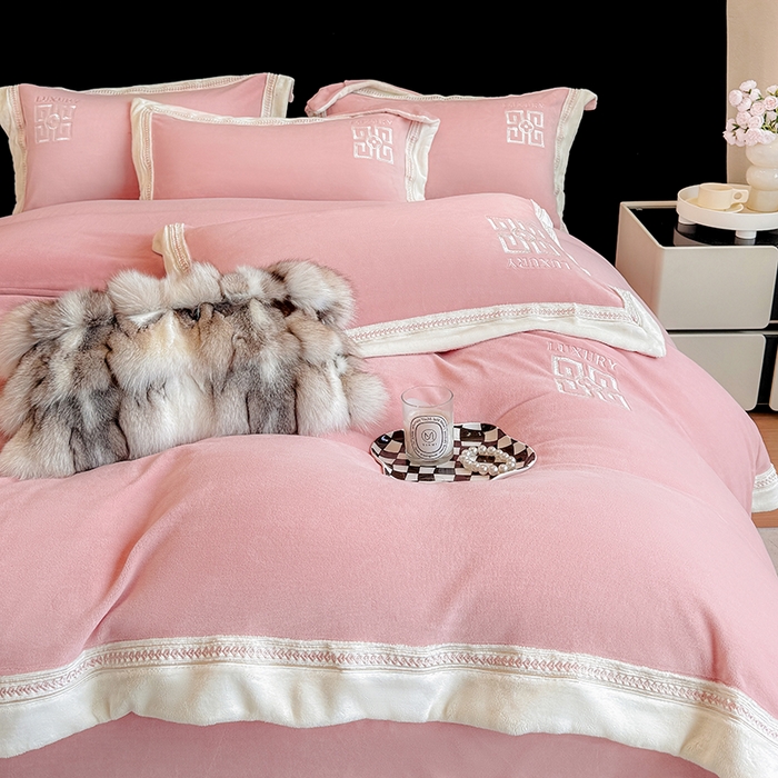 91家纺网 家纺一手货源 找家纺 （总）家居1号家纺 2025新款全消光牛奶绒刺绣圣玛丽四件套