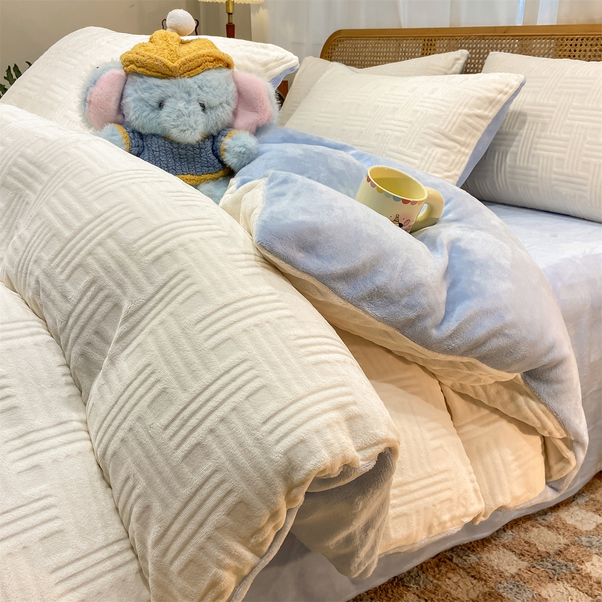 91家纺网 家纺一手货源 找家纺 灰鲸 2025新款高克重牛奶绒雕花简约纯色四件套 糖果格-奶昔白+繁星蓝