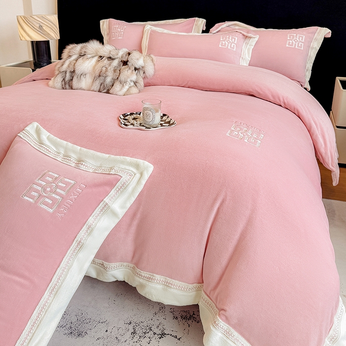 91家纺网 家纺一手货源 找家纺 （总）家居1号家纺 2025新款全消光牛奶绒刺绣圣玛丽四件套