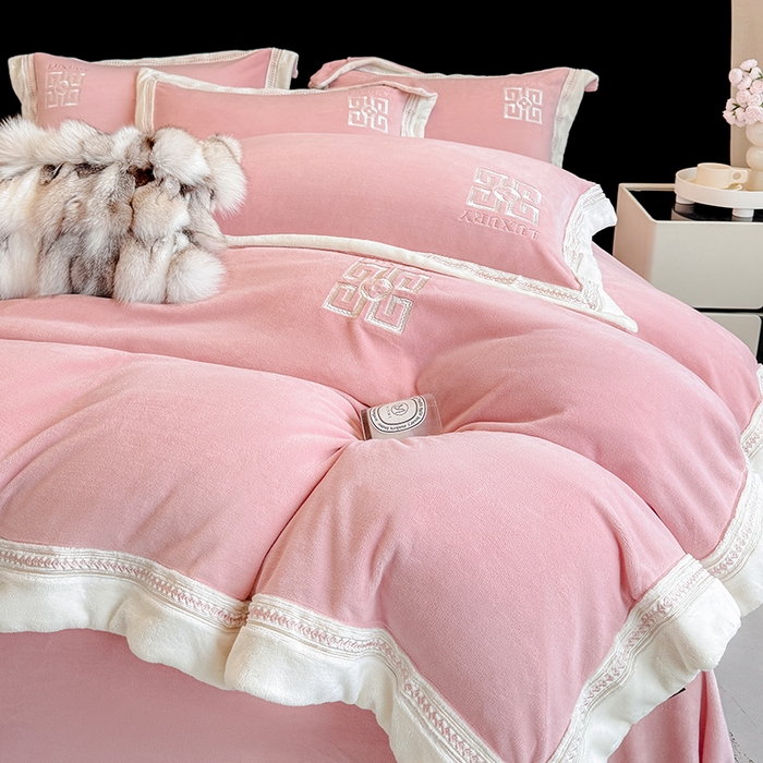 91家纺网 家纺一手货源 找家纺 （总）家居1号家纺 2025新款全消光牛奶绒刺绣圣玛丽四件套