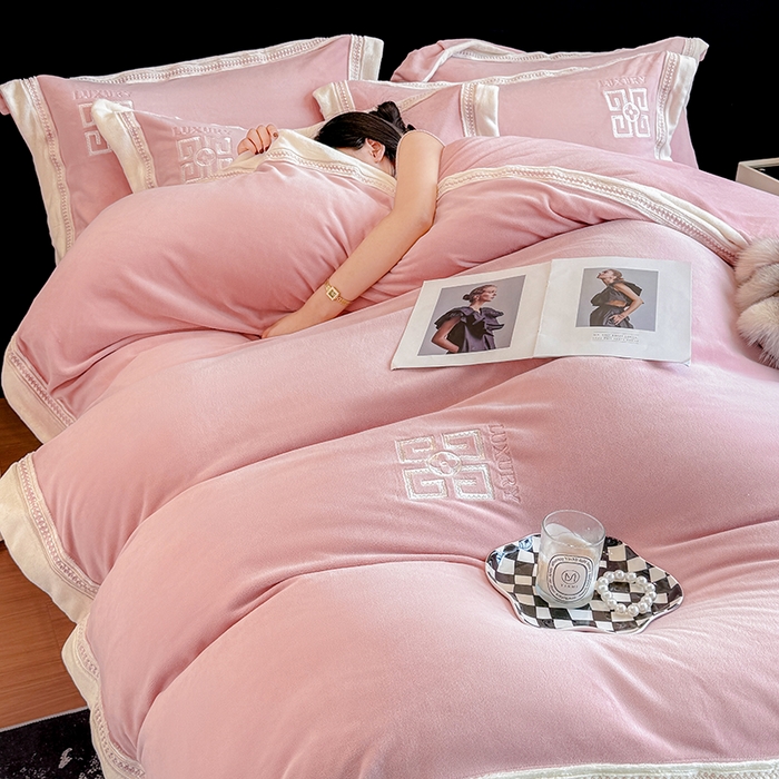 91家纺网 家纺一手货源 找家纺 家居1号家纺 2025新款全消光牛奶绒刺绣圣玛丽四件套 圣玛丽-粉豆沙