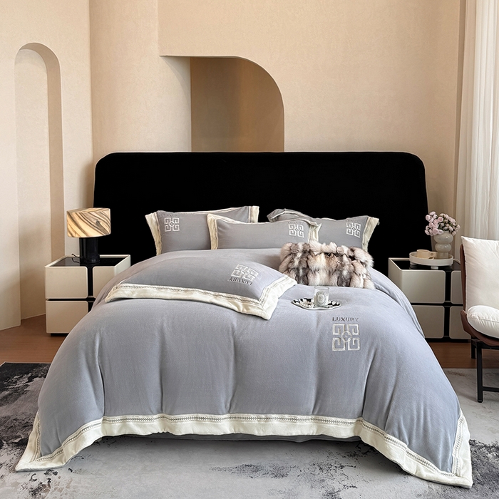 91家纺网 家纺一手货源 找家纺 家居1号家纺 2025新款全消光牛奶绒刺绣圣玛丽四件套 圣玛丽-绅士灰