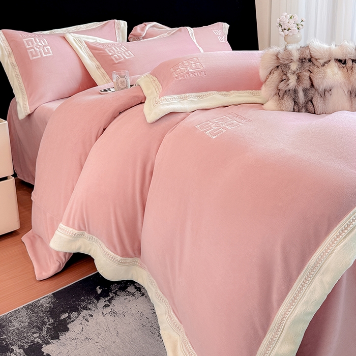 91家纺网 家纺一手货源 找家纺 家居1号家纺 2025新款全消光牛奶绒刺绣圣玛丽四件套 圣玛丽-粉豆沙