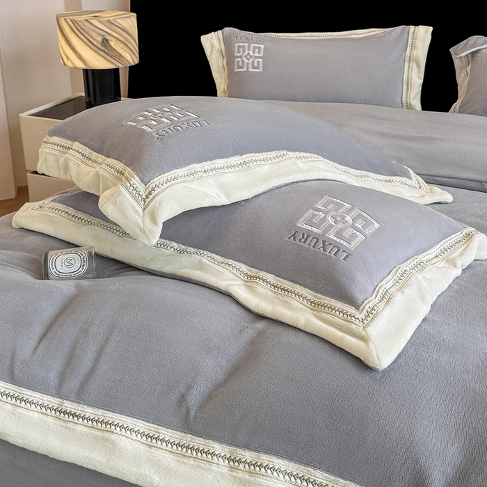 91家纺网 家纺一手货源 找家纺 家居1号家纺 2025新款全消光牛奶绒刺绣圣玛丽四件套 圣玛丽-绅士灰