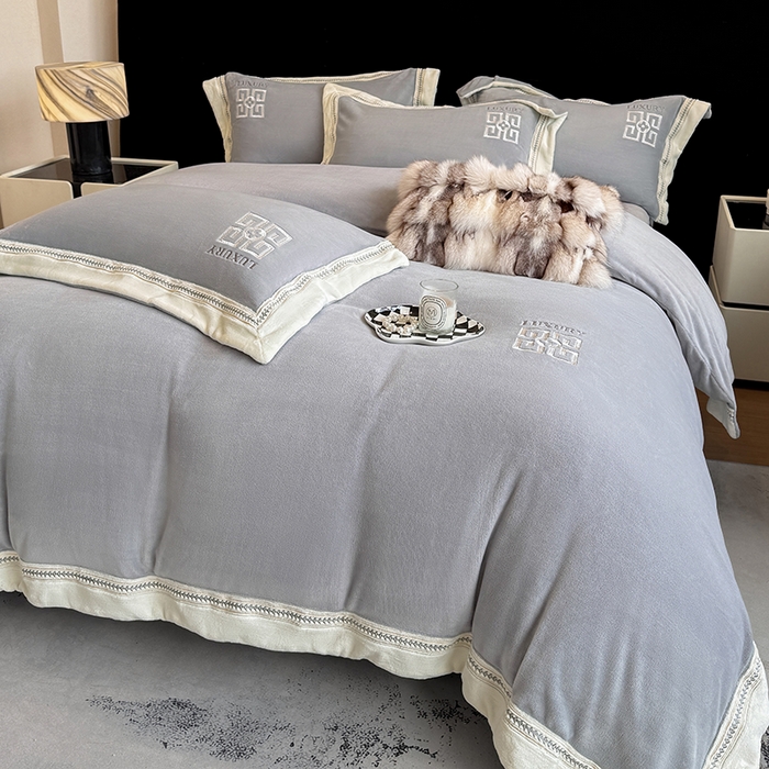 91家纺网 家纺一手货源 找家纺 家居1号家纺 2025新款全消光牛奶绒刺绣圣玛丽四件套 圣玛丽-绅士灰