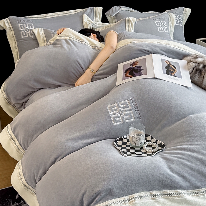 91家纺网 家纺一手货源 找家纺 家居1号家纺 2025新款全消光牛奶绒刺绣圣玛丽四件套 圣玛丽-绅士灰