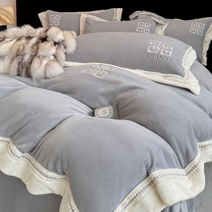 91家纺网 家纺一手货源 找家纺 家居1号家纺 2025新款全消光牛奶绒刺绣圣玛丽四件套 圣玛丽-绅士灰