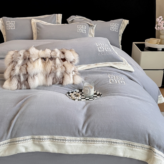 91家纺网 家纺一手货源 找家纺 家居1号家纺 2025新款全消光牛奶绒刺绣圣玛丽四件套 圣玛丽-绅士灰