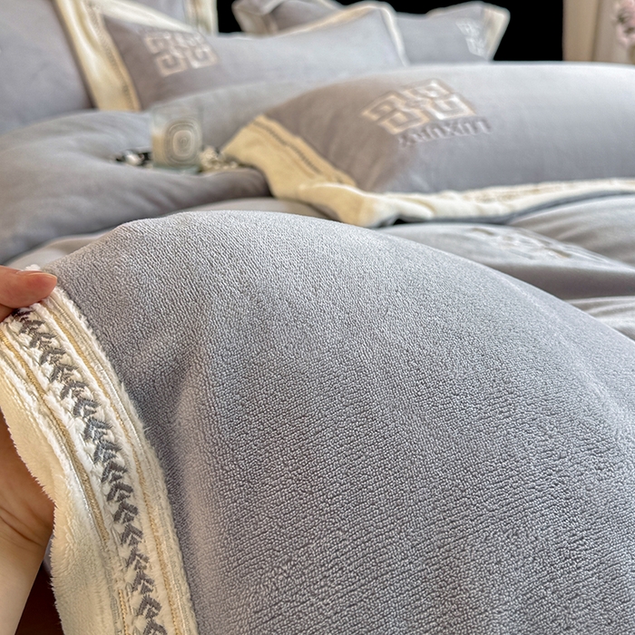 91家纺网 家纺一手货源 找家纺 家居1号家纺 2025新款全消光牛奶绒刺绣圣玛丽四件套 圣玛丽-绅士灰