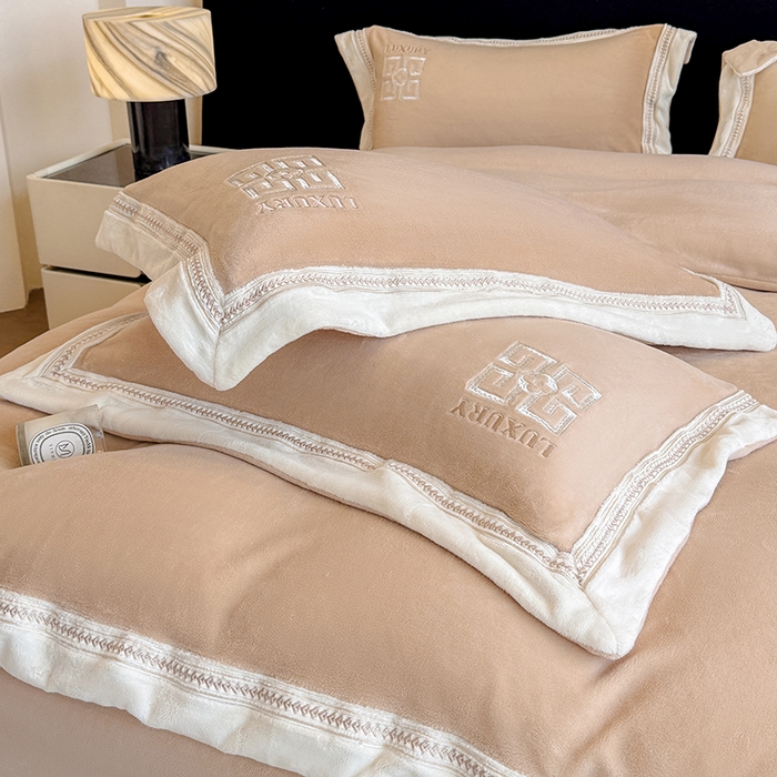 91家纺网 家纺一手货源 找家纺 家居1号家纺 2025新款全消光牛奶绒刺绣圣玛丽四件套 圣玛丽-香槟金