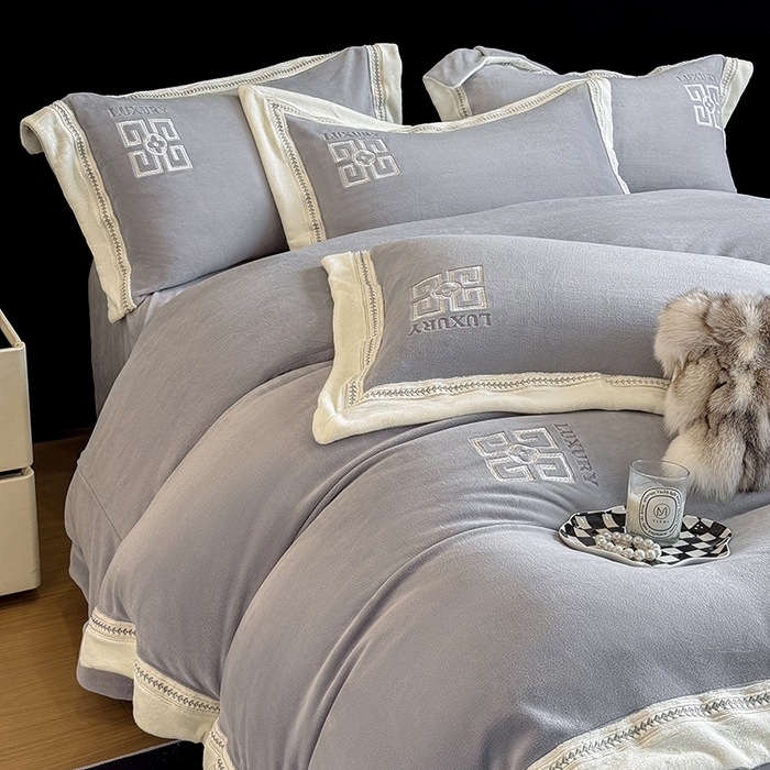 91家纺网 家纺一手货源 找家纺 家居1号家纺 2025新款全消光牛奶绒刺绣圣玛丽四件套 圣玛丽-绅士灰