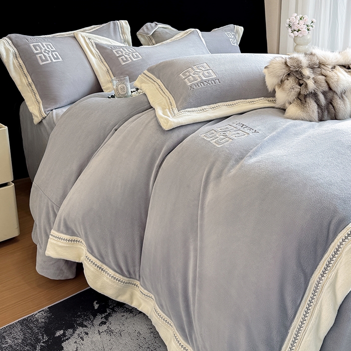 91家纺网 家纺一手货源 找家纺 家居1号家纺 2025新款全消光牛奶绒刺绣圣玛丽四件套 圣玛丽-绅士灰