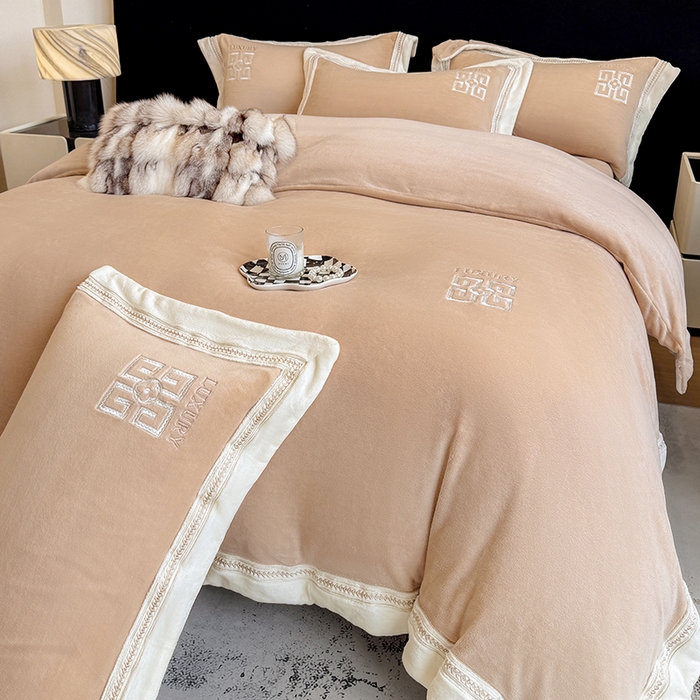 91家纺网 家纺一手货源 找家纺 家居1号家纺 2025新款全消光牛奶绒刺绣圣玛丽四件套 圣玛丽-香槟金