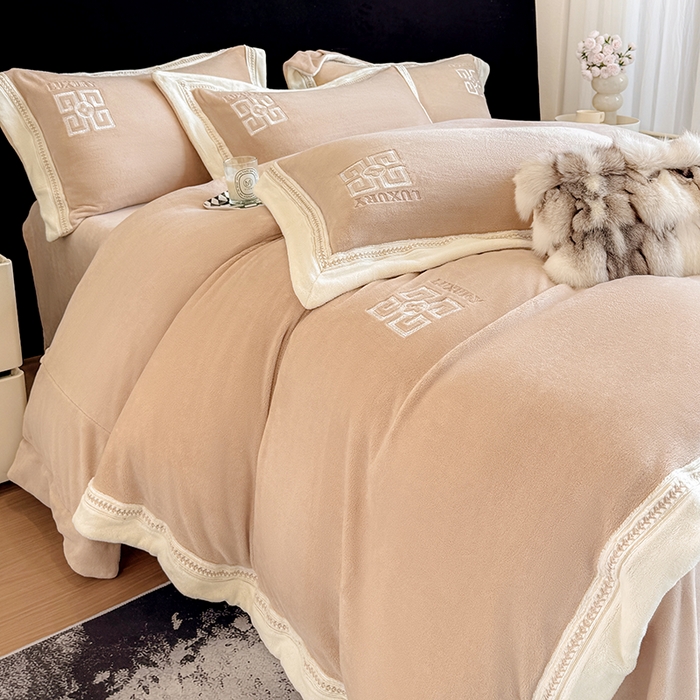 91家纺网 家纺一手货源 找家纺 家居1号家纺 2025新款全消光牛奶绒刺绣圣玛丽四件套 圣玛丽-香槟金