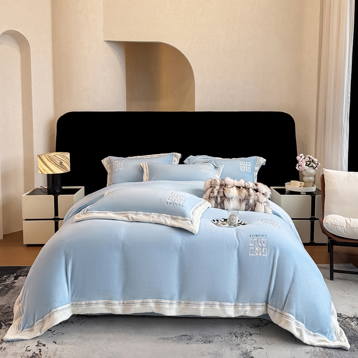 91家纺网 家纺一手货源 找家纺 家居1号家纺 2025新款全消光牛奶绒刺绣圣玛丽四件套 圣玛丽-晴蓝