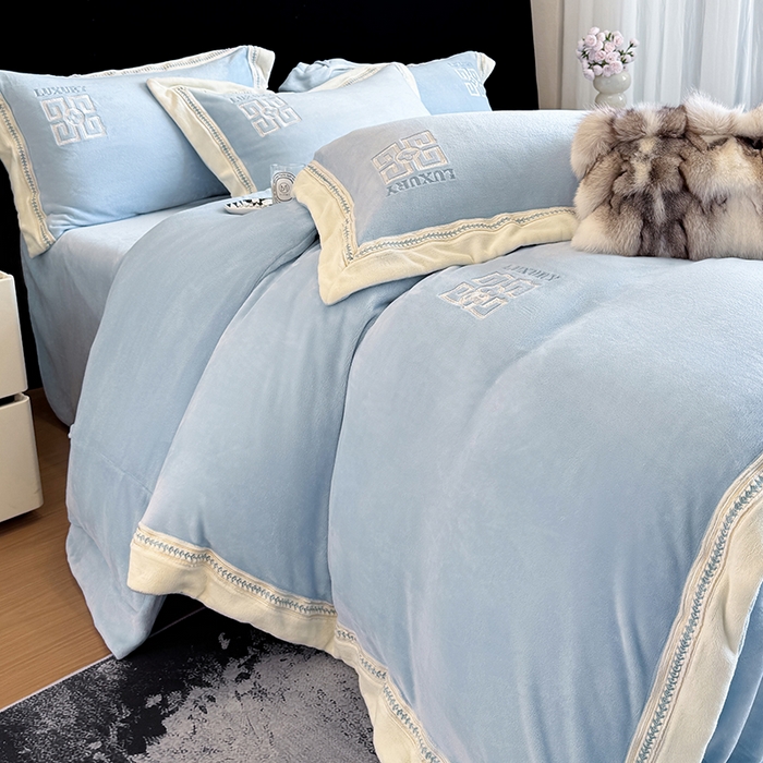 91家纺网 家纺一手货源 找家纺 家居1号家纺 2025新款全消光牛奶绒刺绣圣玛丽四件套 圣玛丽-晴蓝