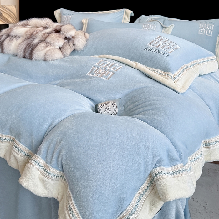 91家纺网 家纺一手货源 找家纺 家居1号家纺 2025新款全消光牛奶绒刺绣圣玛丽四件套 圣玛丽-晴蓝