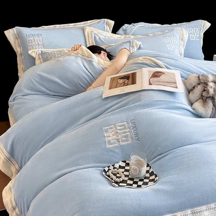 91家纺网 家纺一手货源 找家纺 家居1号家纺 2025新款全消光牛奶绒刺绣圣玛丽四件套 圣玛丽-晴蓝