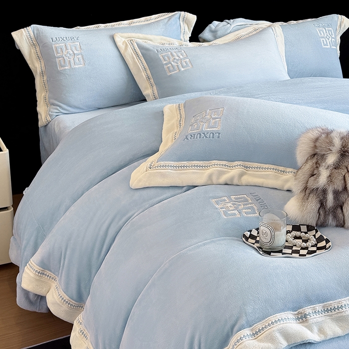 91家纺网 家纺一手货源 找家纺 家居1号家纺 2025新款全消光牛奶绒刺绣圣玛丽四件套 圣玛丽-晴蓝