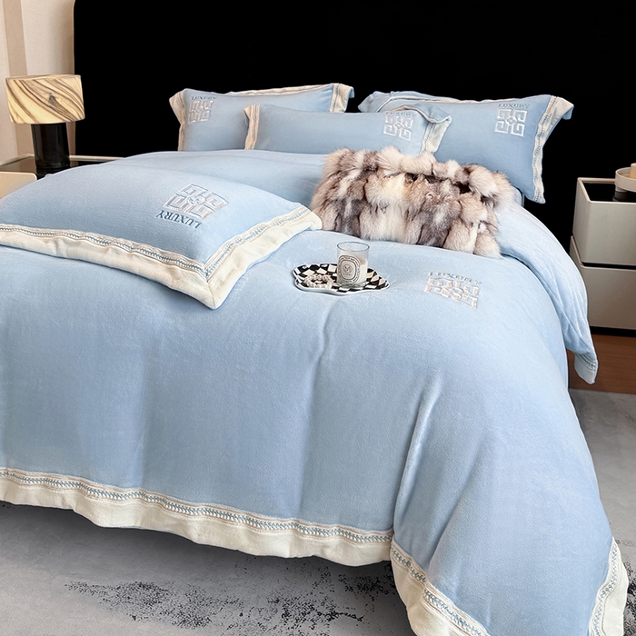 91家纺网 家纺一手货源 找家纺 家居1号家纺 2025新款全消光牛奶绒刺绣圣玛丽四件套 圣玛丽-晴蓝