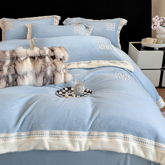 91家纺网 家纺一手货源 找家纺 家居1号家纺 2025新款全消光牛奶绒刺绣圣玛丽四件套 圣玛丽-晴蓝