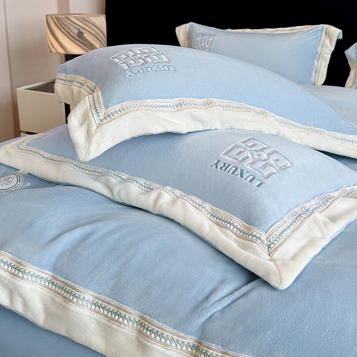 91家纺网 家纺一手货源 找家纺 家居1号家纺 2025新款全消光牛奶绒刺绣圣玛丽四件套 圣玛丽-晴蓝