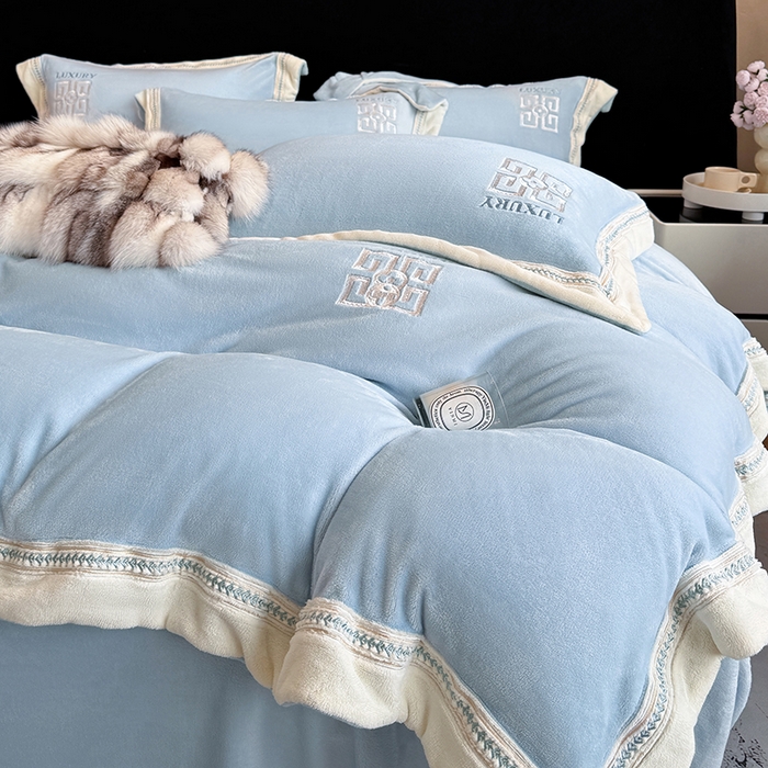 91家纺网 家纺一手货源 找家纺 家居1号家纺 2025新款全消光牛奶绒刺绣圣玛丽四件套 圣玛丽-晴蓝