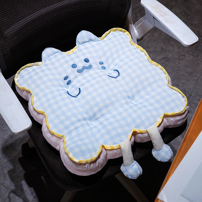 91家纺网 家纺一手货源 找家纺 仟亿莱 2025新款格子喵花边坐垫 花瓣蓝格喵