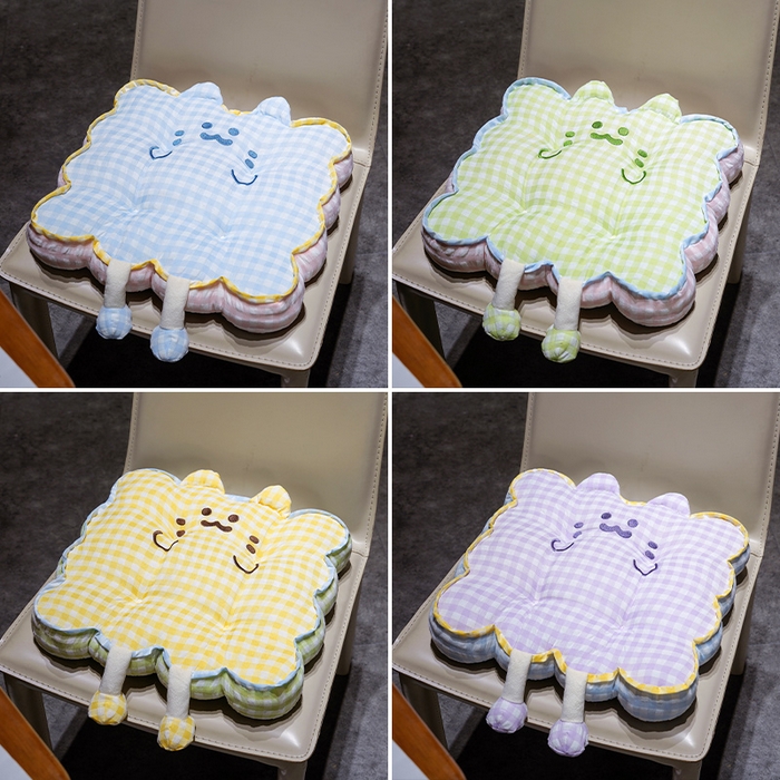 91家纺网 家纺一手货源 找家纺 仟亿莱 2025新款格子喵花边坐垫 花瓣绿格喵