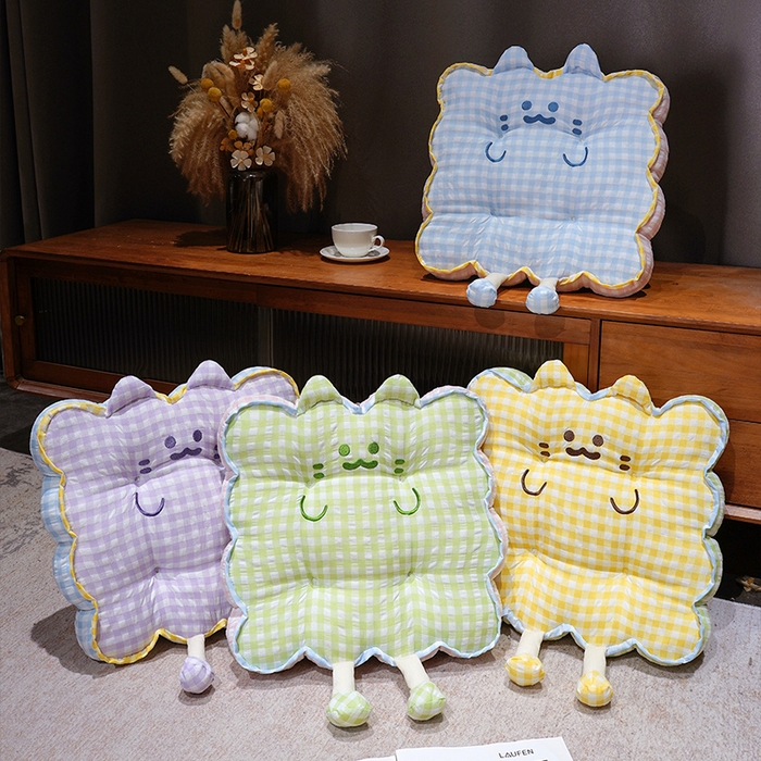 91家纺网 家纺一手货源 找家纺 仟亿莱 2025新款格子喵花边坐垫 花瓣蓝格喵