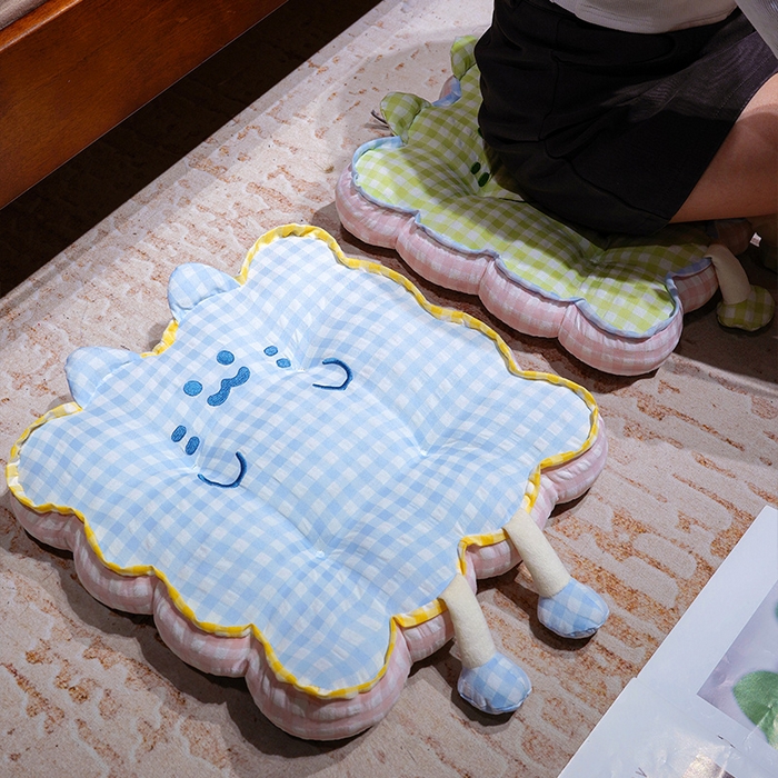 91家纺网 家纺一手货源 找家纺 仟亿莱 2025新款格子喵花边坐垫 花瓣蓝格喵