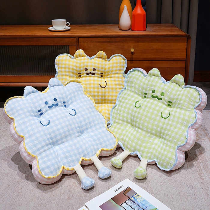 91家纺网 家纺一手货源 找家纺 仟亿莱 2025新款格子喵花边坐垫 花瓣蓝格喵