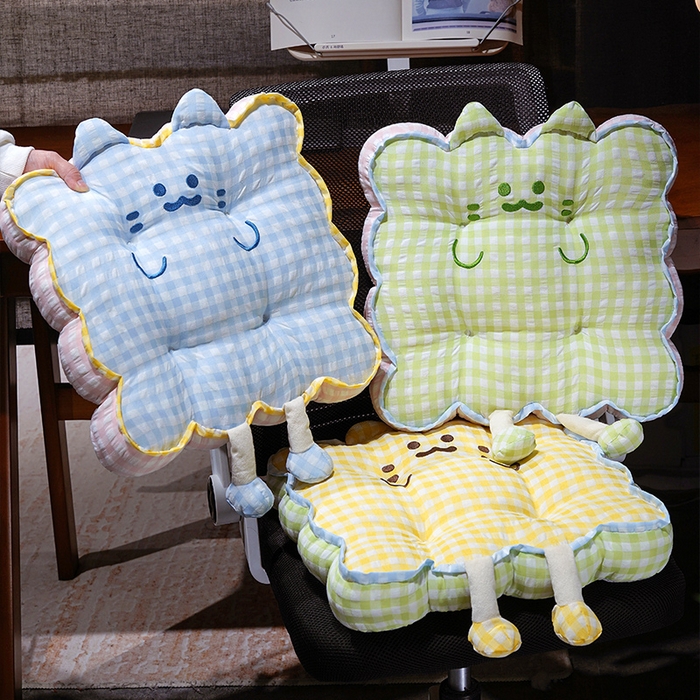 91家纺网 家纺一手货源 找家纺 仟亿莱 2025新款格子喵花边坐垫 花瓣紫格喵