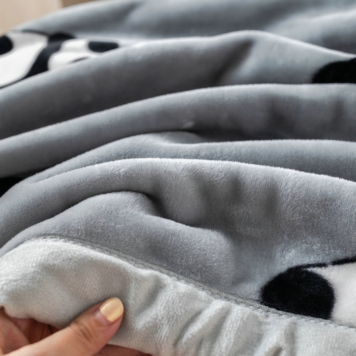 91家纺网 家纺一手货源 找家纺 单人学生云毯水貂绒毛毯羊羔绒珊瑚绒毯法莱绒毯拉舍尔毯云貂绒毯大兔毛盖毯 小熊猫