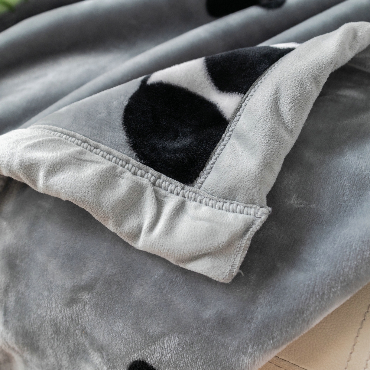 91家纺网 家纺一手货源 找家纺 单人学生云毯水貂绒毛毯羊羔绒珊瑚绒毯法莱绒毯拉舍尔毯云貂绒毯大兔毛盖毯 小熊猫