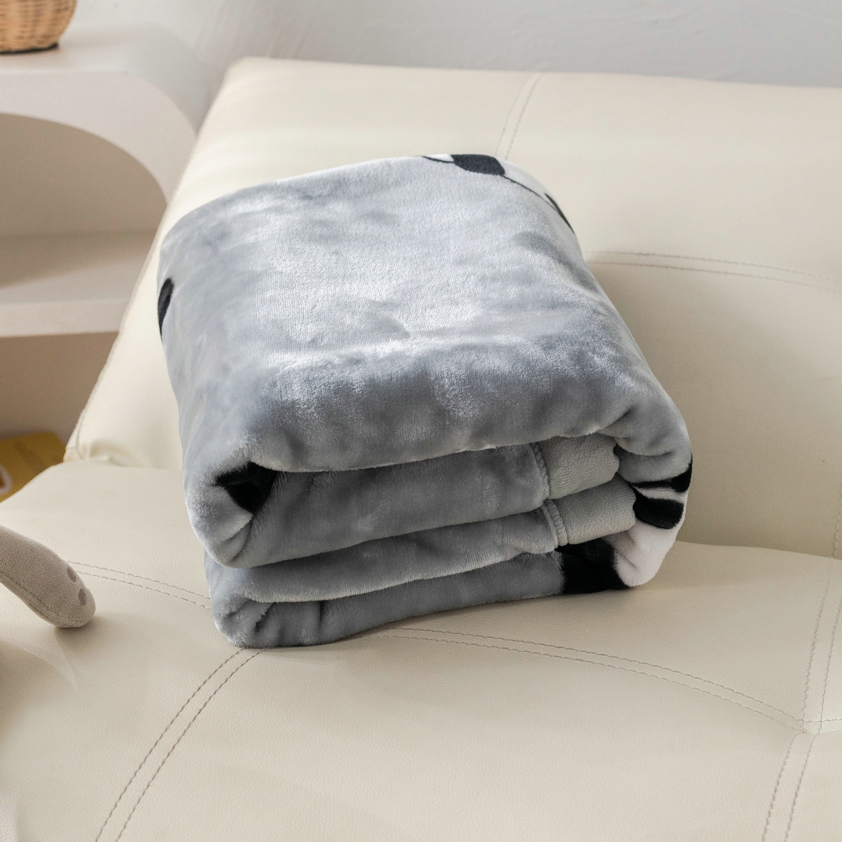 91家纺网 家纺一手货源 找家纺 单人学生云毯水貂绒毛毯羊羔绒珊瑚绒毯法莱绒毯拉舍尔毯云貂绒毯大兔毛盖毯 小熊猫