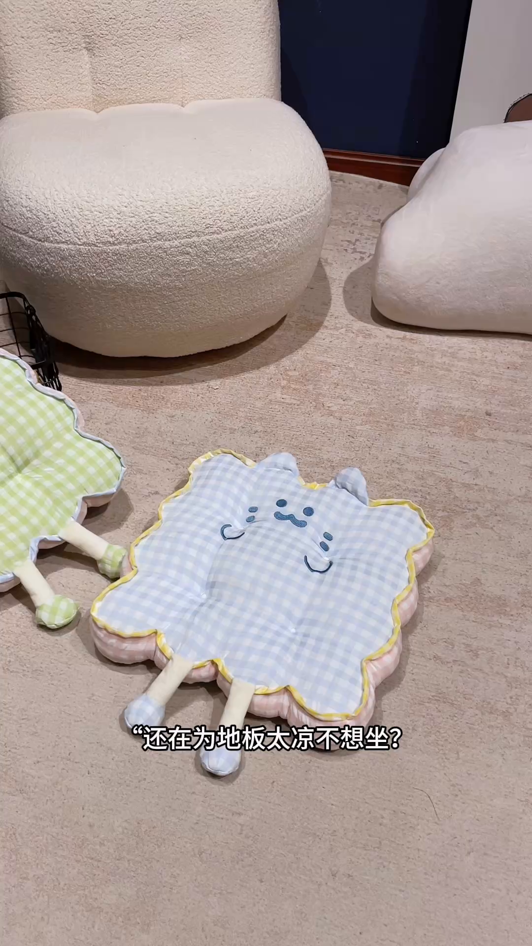 91家纺网 家纺一手货源 找家纺 仟亿莱 2025新款格子喵花边坐垫 花瓣紫格喵