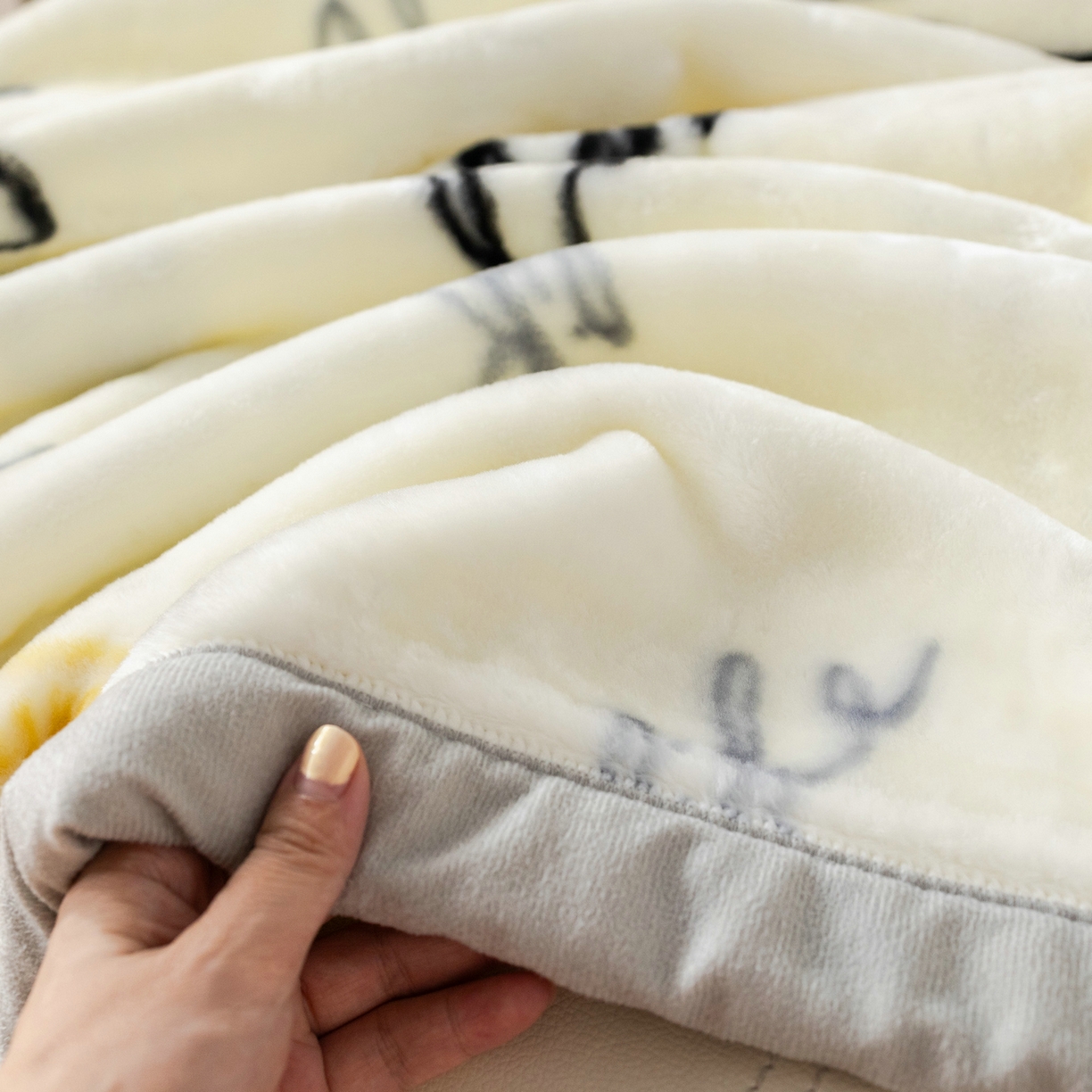 91家纺网 家纺一手货源 找家纺 单人学生云毯水貂绒毛毯羊羔绒珊瑚绒毯法莱绒毯拉舍尔毯云貂绒毯大兔毛盖毯 乐享生活