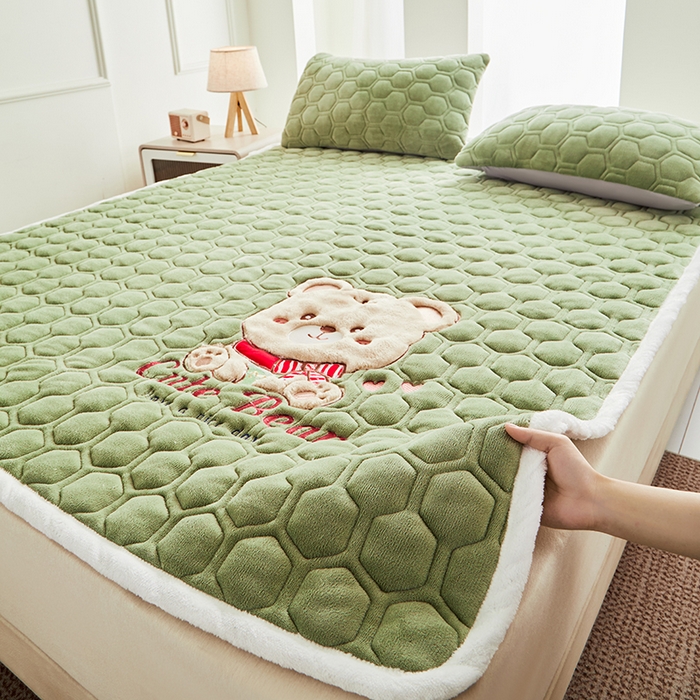 91家纺网 家纺一手货源 找家纺 （总）初心家纺 2025新款卡通绣花牛奶绒夹棉床垫