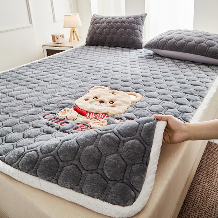 91家纺网 家纺一手货源 找家纺 （总）初心家纺 2025新款卡通绣花牛奶绒夹棉床垫