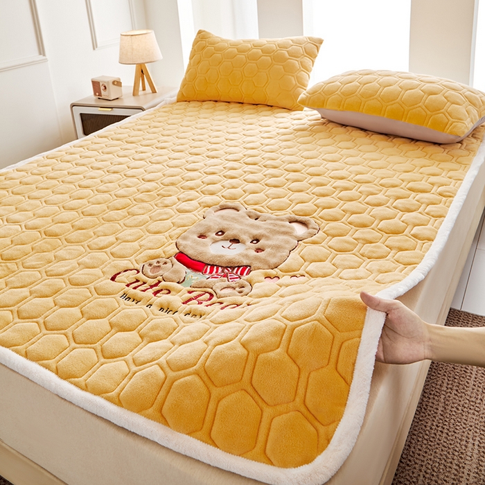 91家纺网 家纺一手货源 找家纺 （总）初心家纺 2025新款卡通绣花牛奶绒夹棉床垫