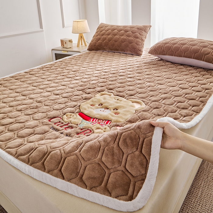 91家纺网 家纺一手货源 找家纺 （总）初心家纺 2025新款卡通绣花牛奶绒夹棉床垫