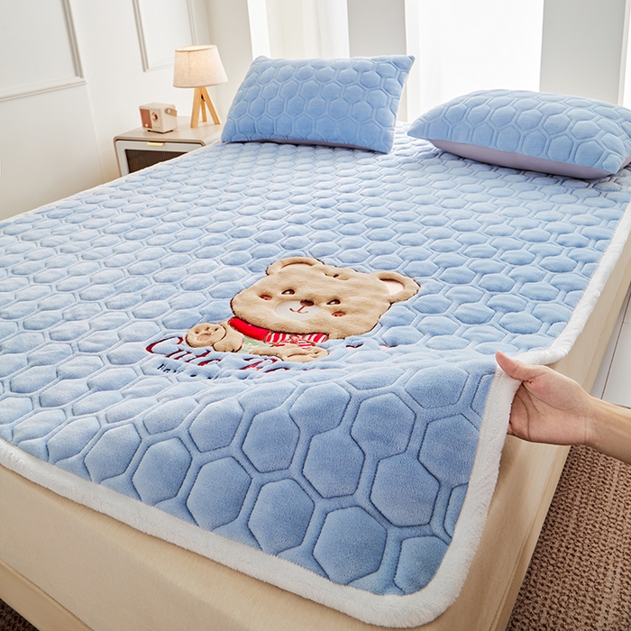 91家纺网 家纺一手货源 找家纺 （总）初心家纺 2025新款卡通绣花牛奶绒夹棉床垫