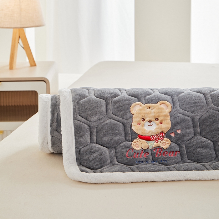 91家纺网 家纺一手货源 找家纺 初心家纺 2025新款卡通绣花牛奶绒夹棉床垫 可爱熊-深灰