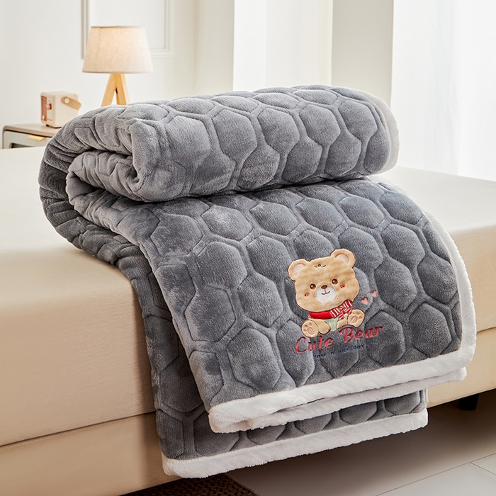 91家纺网 家纺一手货源 找家纺 初心家纺 2025新款卡通绣花牛奶绒夹棉床垫 可爱熊-深灰