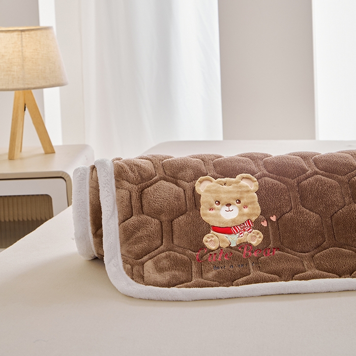 91家纺网 家纺一手货源 找家纺 初心家纺 2025新款卡通绣花牛奶绒夹棉床垫 可爱熊-咖啡色