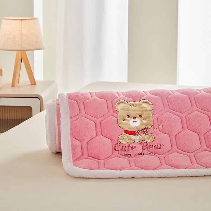 91家纺网 家纺一手货源 找家纺 初心家纺 2025新款卡通绣花牛奶绒夹棉床垫 可爱熊-蜜桃粉