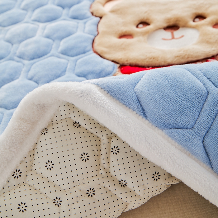 91家纺网 家纺一手货源 找家纺 初心家纺 2025新款卡通绣花牛奶绒夹棉床垫 可爱熊-天蓝