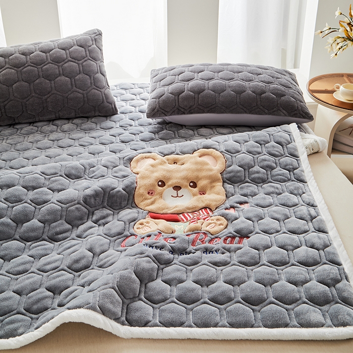 91家纺网 家纺一手货源 找家纺 初心家纺 2025新款卡通绣花牛奶绒夹棉床垫 可爱熊-深灰