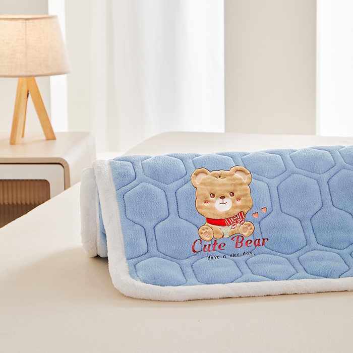 91家纺网 家纺一手货源 找家纺 初心家纺 2025新款卡通绣花牛奶绒夹棉床垫 可爱熊-天蓝